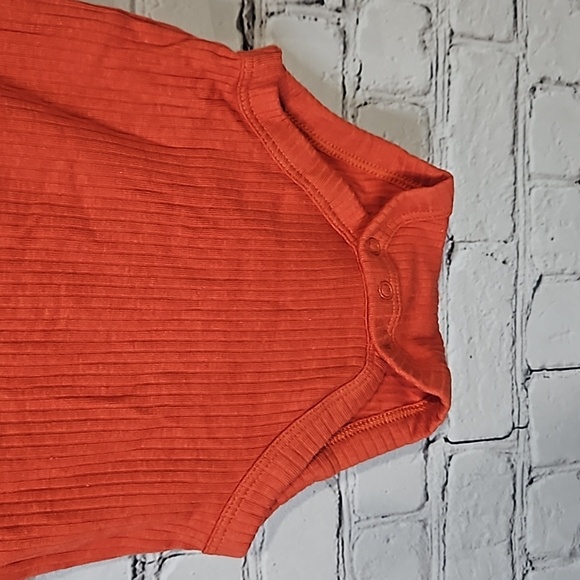 Long sleeve ruffled onesie bodysuit - Picture 3 of 8